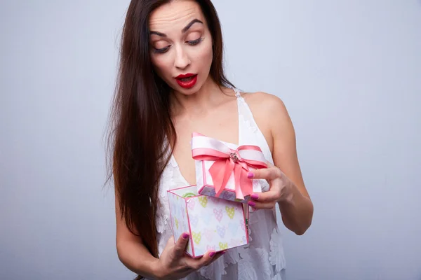 Chica con regalo para el día de San Valentín —  Fotos de Stock