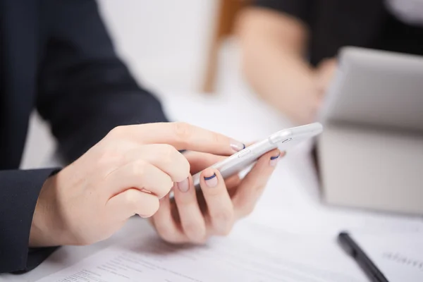 Mobiele telefoon in de handen van de vrouw — Stockfoto