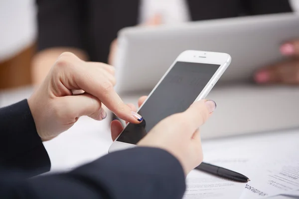 Mobiele telefoon in de handen van de vrouw — Stockfoto