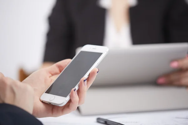 Mobiele telefoon in de handen van de vrouw — Stockfoto