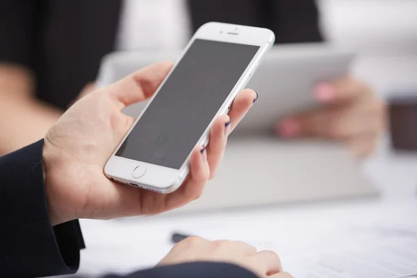 Mobiele telefoon in de handen van de vrouw — Stockfoto