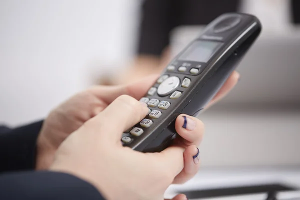 Teléfono de radio en manos femeninas — Foto de Stock