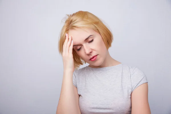 Joven mujer rubia dolor de cabeza — Foto de Stock