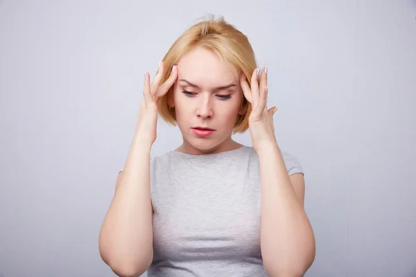 Joven mujer rubia dolor de cabeza — Foto de Stock