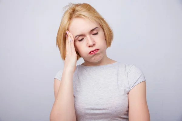 若いブロンドの女性頭痛 — ストック写真