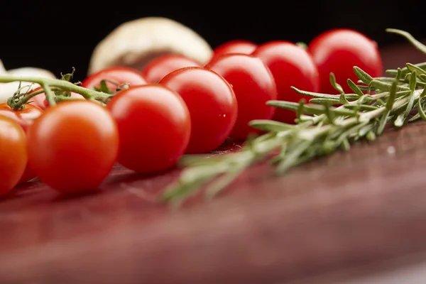 Черри помидоры и грибы — стоковое фото