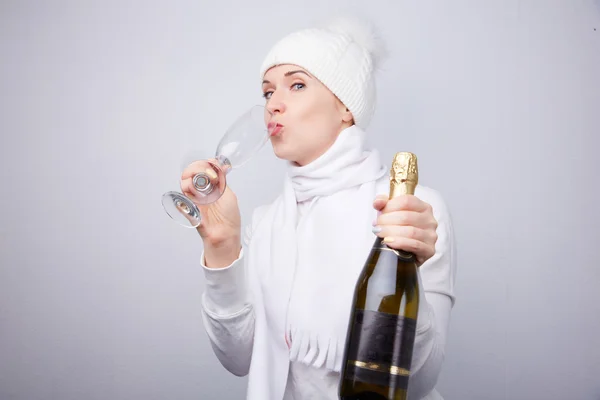 Jeune belle femme avec champagne — Photo