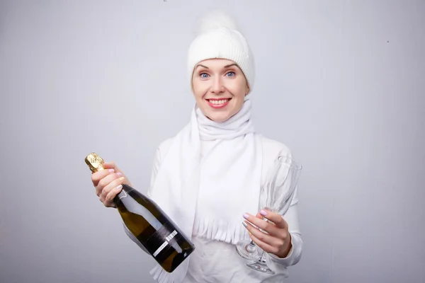 Młoda piękna kobieta z szampanem — Zdjęcie stockowe