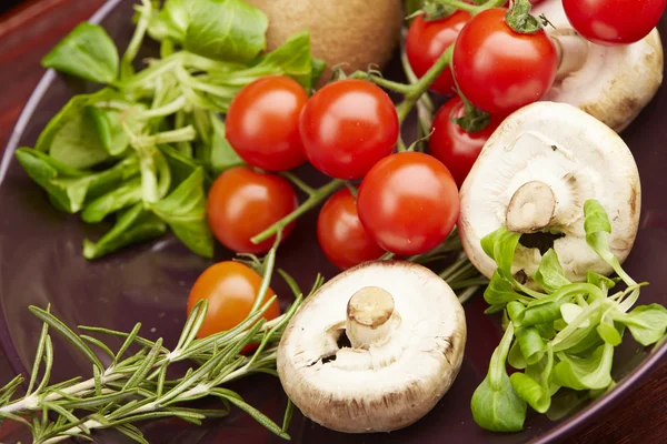 Tomates vermelhos maduros e cogumelos — Fotografia de Stock