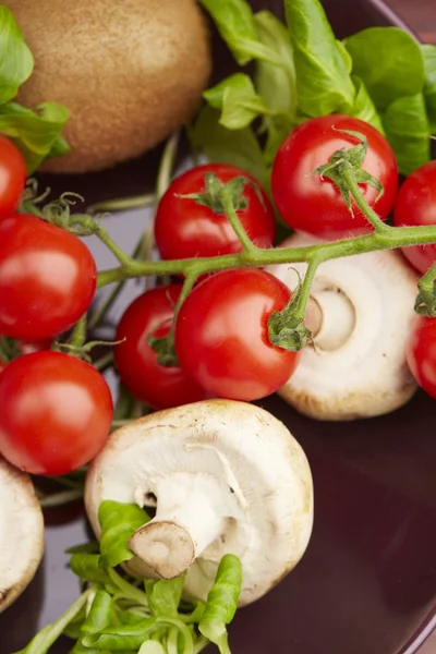 Спелые красные помидоры и грибы — стоковое фото