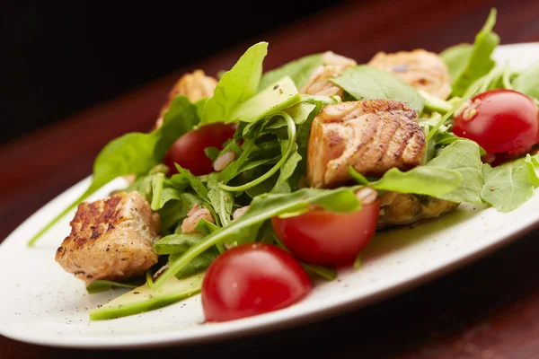 Salada com peixe, rúcula, tomate cereja — Fotografia de Stock