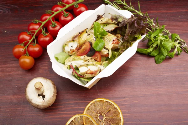 Balık, cherry domates, mantar ile yemek 