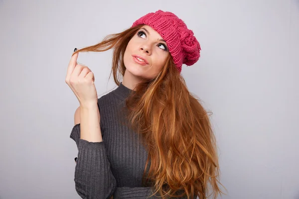 Frau mit rosa Hut denkt — Stockfoto