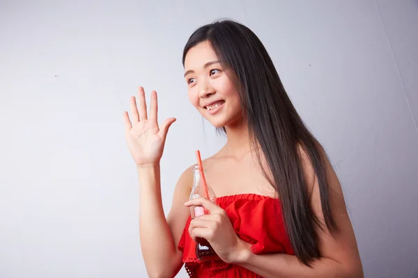 Femme chinoise buvant une boisson gazeuse — Photo