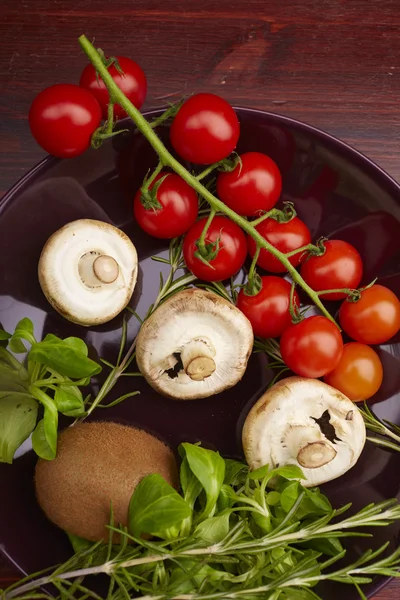 Спелые красные помидоры и грибы — стоковое фото