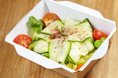 vejetaryen yemek sebze ve otlar ile