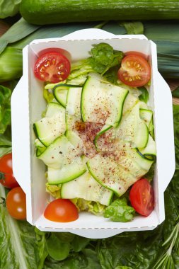 vejetaryen yemek sebze ve otlar ile