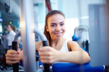 Spor salonunda eğitim kız