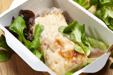 Omlet buğulanmış sebze ve yeşillik ile