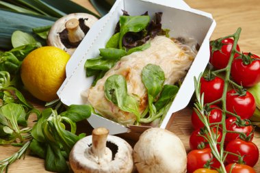 Omlet buğulanmış sebze ve yeşillik ile