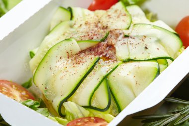 vejetaryen yemek sebze ve otlar ile