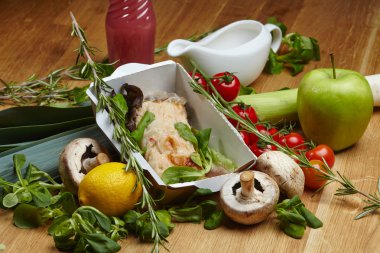 Omlet buğulanmış sebze ve yeşillik ile