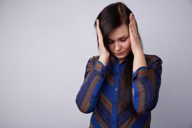 Genç güzel esmer baş ağrısı hissediyor