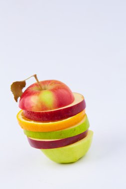 Dilimlenmiş meyve karışımı