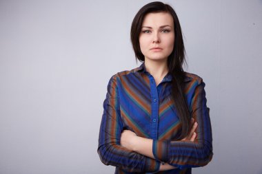 Genç güzel esmer ciddi rahatsız