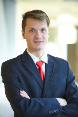 genç yakışıklı emin iş adamı