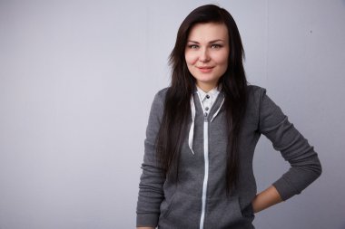 Gülümseyen genç güzel esmer