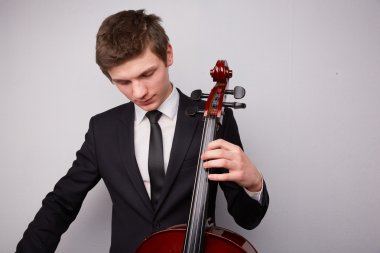 Çello ile genç adam