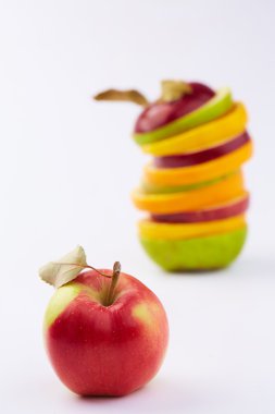 Tüm elmayı ve dilimlenmiş meyve