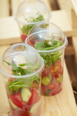 kapsayıcılar paket servisi olan restoran salata