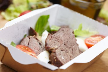 taze sebze ve et haşlanmış yumurta,