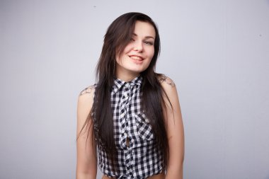 Şakacı gülümseyen genç güzel esmer