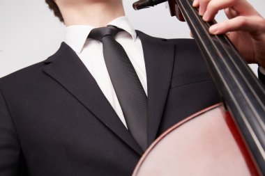 Çello ile genç adam