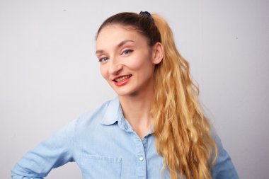 Güzel, gülümseyen kadın 