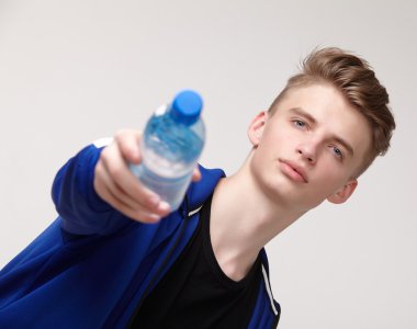 Su şişesi ile erkek atlet 