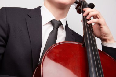 Çello ile genç adam