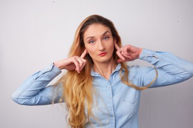 Güzel kadın dinlerken durur 