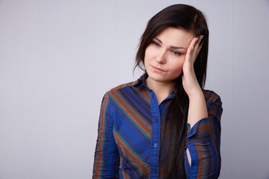 Genç güzel esmer baş ağrısı hissediyor