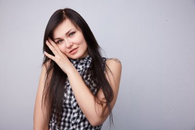 Şakacı gülümseyen genç güzel esmer