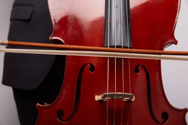 Çello ile genç adam