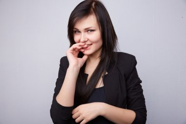 Şakacı gülümseyen genç güzel esmer