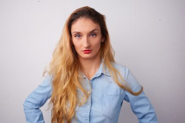 Güzel genç üzgün kız