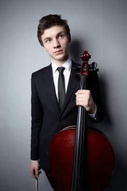Çello ile genç adam 