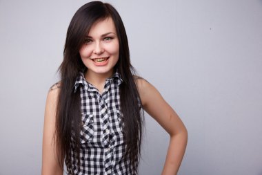 Şakacı gülümseyen genç güzel esmer