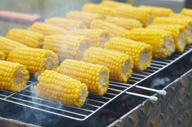 Izgaradaki mısır koçanları