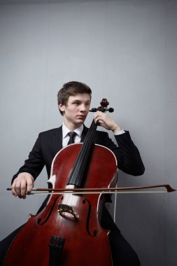 Çello ile genç adam